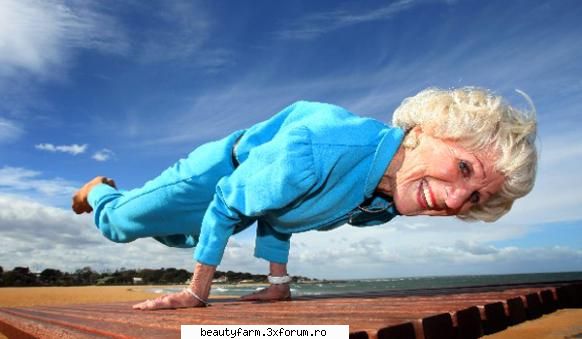 bunica yoga bunica yogala varsta ani, bete calman, fanatica yoga peste cap figurat, dar mai ales