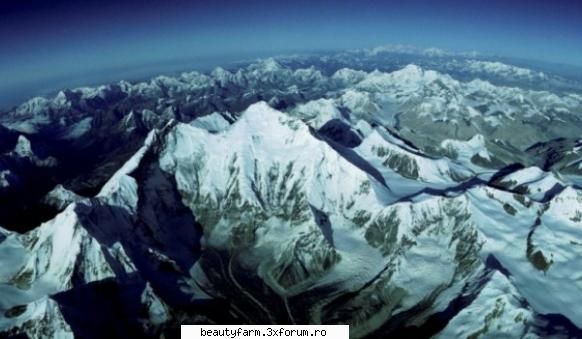 aceasta este cea mai fotografie din lume imagine cuprinde panorama muntelui everest din lantul