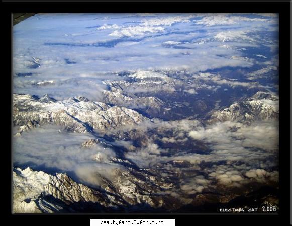asta daca reusesc sa le si incarc  :nebun: poze facute din avion ( 2008 ) cum se vad muntii de la