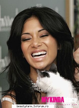 Celebritati cu pisicute - Nicole Scherzinger - ELECTRIK CATS
