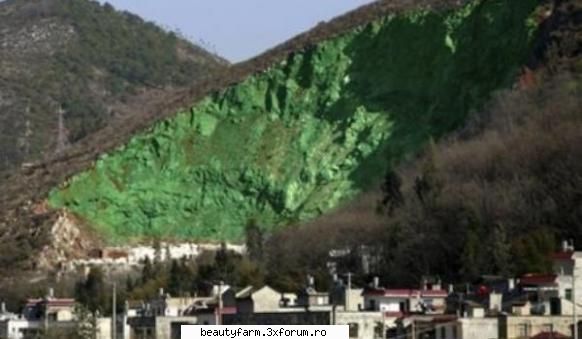 De ce si-au vopsit chinezii un munte in verde? - Locuitorii provinciei Yunnan, din sud-vestul - COOL STUFF
