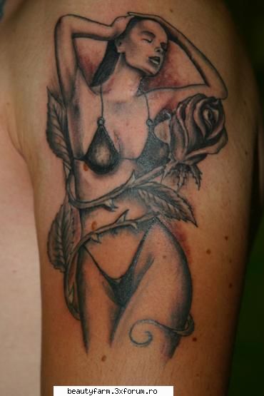 GALLERY TATTOO - FEMEIE CU TRANDAFIR TATTOO - STRANGE PICS