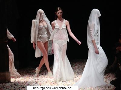 Galerie foto - Saptamana modei la Paris - Galerie Foto de la Săptăm�na Modei - COOL STUFF