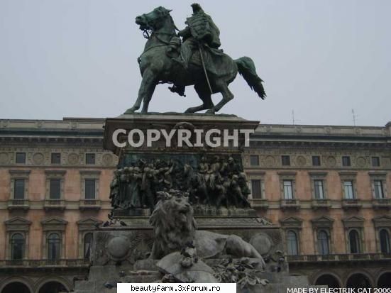 MILANO - CAPITALA MODEI - STATUIA DIN PIATA DUOMO - WORLD CAFFE