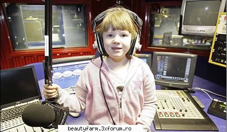 TOP 10 copii supradotati care au uluit lumea - 10. Elaina Smith: realizeaza o emisiune de radio - COOL STUFF