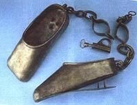 Top 10: Cele mai ingenioase dispozitive de tortura - 5. Pantofii de pedeapsa si Furca - WORLD CAFFE