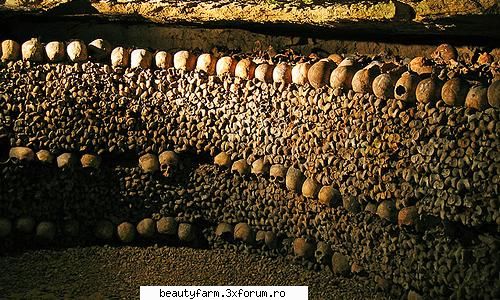Top 10 cele mai sinistre locuri de pe Pamant - 5. Catacombele Parisului Catacombele Parisului - WORLD CAFFE