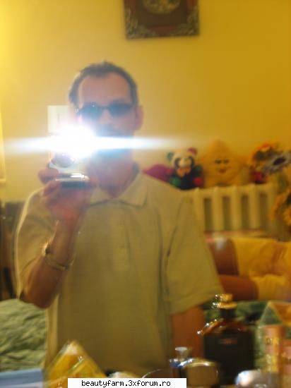 eu sunt unu mic si slab, 
şi pentru că nu sunt fotogenic, vă bag un flash in ochi
sa